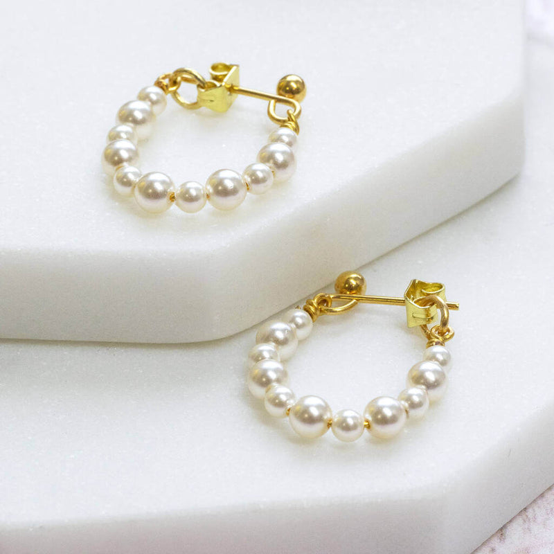 Cream Beaded Pearl Hoop Earrings | Bijoux oreille, Modèles de bijoux en  perles, Schémas de bijoux en perles