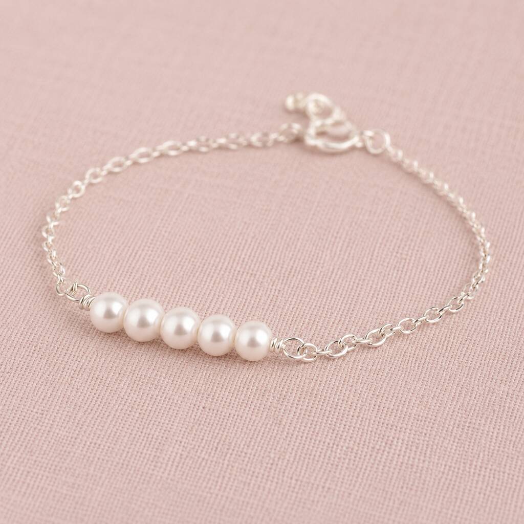 Sterling silver bracelet with four Swarovski pearls, refined minimalist jewellery with a classic finish.